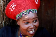 Ritratto di donna Zulu con il tipico cappello "Izicolo", Villaggio Shakaland, Provincia del KwaZulu-Natal, Sud Africa 2012
