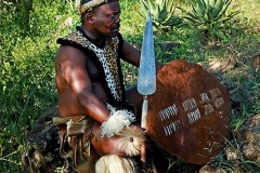 La sentinella Zulu monta la guardia poco distante dal villaggio, Villaggio Shakaland, Provincia del KwaZulu-Natal, Sud Africa 2012