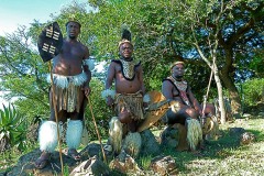 Guerrieri Zulu si rilassano durante una pausa della danza "Indlamu", la danza guerriera, Villaggio Shakaland, Sud Africa 2012