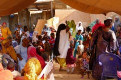 Durante la Festa di battesimo si balla al suono dei tamburi, Niamey, Niger 2020
