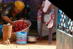 Durante la Festa di battesimo le donne della famiglia provvedono a cucinare per tutti gli invitati, Niamey, Niger 2020