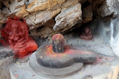 Lungo le sponde del sacro Bagmati, tra le rocce che seguono il corso del fiume, ci si imbatte in queste sculture su pietra che ritraggono il Dio Ganesh, il Lingam ed un piccolo Buddha che prega: le raffigurazioni delle diverse Divinità in Nepal si trovano ad ogni angolo di strada e nei luoghi più incredibili come questo. Pashupatinath, Kathmandu, Nepal 2018.