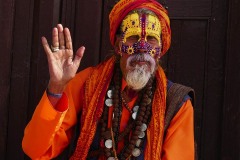 Uno delle decine di Sadhu che brulicano nelle stradine all'interno del complesso religioso di Pashupatinath: molti di loro si vestono in modo vistoso e si truccano in modo ancora più stravagante per fare "colpo" sui pellegrini e soprattutto sui turisti al fine di ottenere un'offerta in denaro che, a fine giornata, costituisce un discreto gruzzoletto. Kathmandu, Nepal 2018.