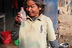Lungo la strada che porta a Bandipur, prima di arrivare a questa incantevole città del Nepal culla della cultura Newari, mi imbatto in una cascina dove un uomo appartenente alla classe sociale più bassa della società nepalese denominata "Harijan" (letteralmente gli intoccabili a cui sono riservati i lavori più umili e disonorevoli) mi saluta con un ghigno alzando unsa bottiglia d'acqua. Nepal 2018