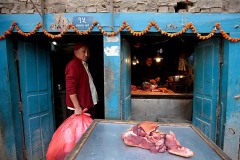 Una bottega dove si vende carne macellata nella piazza di Asan Tole, nella città vecchia di Kathmandu, Nepal 2018