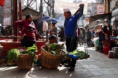 Nella piazza di Asan Tole, la più affollata della città di Kathmandu, si intersecano ben sei strade e ovunque ci si gira si trovano bancarelle di venditori di verdure, spezie e qualsiasi prodotto commestibile (anche le code di yak o il pesce essiccato), Kathmandu, Nepal 2018