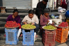 Uno scorcio del mercato di Panuati: sono le donne nepalesi, in questo caso di etniaTamang, che portano la frutta, la verdura ed i cereali che poi venderanno nel corso della giornata. Nepal 2018.