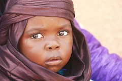 Bambino Tuareg dallo sguardo intensamente magnetico, Festa del Bianou, Agadez, Niger 2018