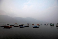Il lago Phewa Tal all'alba: è il secondo lago in ordine di importanza del Nepal. E' circondato dalla superba cornice delle montagne che formano il massiccio dell'Annapurna. La vetta sicuramente più conosciuta ed emblematica è quella del Machhapuchhare (in Nepali significa "Coda di pesce") la montagna inviolata, visto che è proibito scalarla e la cui immensa sagoma domina la città di Pokhara.Nepal 2018