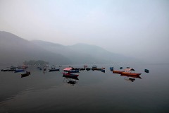 Il lago Phewa Tal all'alba: è il secondo lago in ordine di importanza del Nepal. E' circondato dalla superba cornice delle montagne che formano il massiccio dell'Annapurna. La vetta sicuramente più conosciuta ed emblematica è quella del Machhapuchhare (in Nepali significa "Coda di pesce") la montagna inviolata, visto che è proibito scalarla e la cui immensa sagoma domina la città di Pokhara. La ripida sponda sud occidentale è ricoperta da una fitta foresta denominata "Raniban", cioè Foresta della Regina, che conferisce alle acque del lago una particolare sfumatura verde smeraldo, mentre nelle giornate più limpide il massiccio dell'Annapurna si riflette sulla sua superficie come in uno specchio. Nepal 2018