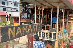 Un piccolo bar lungolago sfoggia un grande pannello con la scritta "Namastè" (mi inginocchio alla Divinità che risiede in te, tu qui sei il benvenuto), il tipico ed aggraziato saluto nepalese, lago di Phewa Tal, Pokhara, Nepal 2018