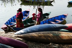 Due donne Tahali hanno appena attraccato gli ormeggi della loro barca su lungalago di Phewa Tal, Pokhara, Nepal 2018.