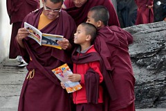 Due monaci mostrano ai bambini novizi i testi di un libro, Monastero di Tadhunchen Bahal a Bhaktapur, Nepal 2018