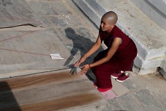 Di buon mattino i monaci tibetani compiono esercizi fisici all'aperto: sono chiamati i 5 tibetani, cioè un gruppo di esercizi yoga che migliorano l'elasticità del corpo ed incentivano la meditazione creando supremi benefici anche a livello mentale. La pratica di questi esercizi si basa sull'energia già presente nel nostro corpo. Esso possiede 7 campi energetici chiamati anche "Chakra" (dalla tradizione Hindu). Questi 7 campi controllano parti del sistema endocrino che regola moltissime funzioni del corpo. Quando questi campi energetici ruotano alla stessa velocità si acquista vigore, si migliora la circolazione, si riduce l'ansia, si ha sollievo dai dolori articolari e così via. Nepal 2018