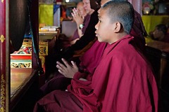 All'interno del Guru Lhakhang Monastery di Bodhnath anche i piccoli novizi seguono la cerimonia religiosa con trasporto, Nepal 2018