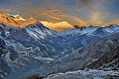 La maestosità della catena montuosa dell'Annapurna: un magnifico anfiteatro di roccia e ghiaccio di proporzioni gigantesche, Nepal 2018