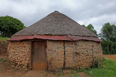 Antica capanna Swazi, ora utilizzata come magazzino, Swaziland 2012