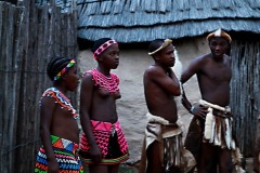 Un gruppo di Swazi all'interno del loro villaggio di Kaphunga, eSwatini (ex Swaziland) 2012.
