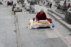 Lungo la scalinata che conduce al Tempio di Swayambhunath ci si imbatte spesso in astrologi tibetani che leggono il futuro, per la maggior parte sono rifugiati fuggiti dalla repressione cinese, Kathmandu, Nepal 2018.