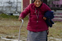 Un'anziana rifugiata Tibetana nel cortile antistante il Gompa di Jangchub Choeling, nel villaggio di Tashi Palkhel: nel Tempio Buddhista vivono circa 200 monaci e vi è una nutrita comunità di esuli fuggiti dal Tibet a seguito delle persecuzioni messe in campo dal governo cinese. Da alcuni anni le autorità del Nepal impediscono di fatto ai rifugiati tibetani qualsiasi attività considerata anticinese, anche nel caso di proteste pacifiche o addirittura di preghiere di commemorazione di vittime della repressione cinese. I limiti sempre più stretti sono stati introdotti dopo la visita dell'ambasciatore cinese a Kathmandu, Pokhara; Nepal 2018.