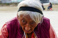 Un'anziana rifugiata Tibetana nel cortile antistante il Gompa di Jangchub Choeling, nel villaggio di Tashi Palkhel: nel Tempio Buddhista vivono circa 200 monaci e vi è una nutrita comunità di esuli fuggiti dal Tibet a seguito delle persecuzioni messe in campo dal governo cinese. Da alcuni anni le autorità del Nepal impediscono di fatto ai rifugiati tibetani qualsiasi attività considerata anticinese, anche nel caso di proteste pacifiche o addirittura di preghiere di commemorazione di vittime della repressione cinese. I limiti sempre più stretti sono stati introdotti dopo la visita dell'ambasciatore cinese a Kathmandu, Pokhara, Nepal 2018.