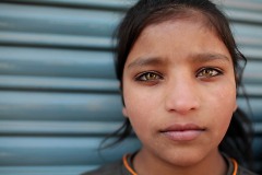Una ragazza "Sudra" (appartenente alla casta dei servi ed artigiani) fissa il mio obiettivo con i suoi splendidi occhi verdi, Kathmandu, Nepal 2018
