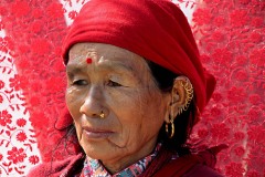 La fierezza di questa donna Newari che indossa i vestiti tradizionali, insieme a gioielli di splendida fattura utilizzati, oltre che per bellezza, anche e soprattutto come protezione dalle forze maligne. L'oro simboleggia "Surya" il Dio del Sole. Il suo sguardo nostalgico sembra correre lontano nel tempo, quando la sua terra era molto diversa dall'attuale. Nepal 2018