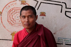 Un intenso ritratto di un giovane monaco buddhista, Patan, Nepal 2018