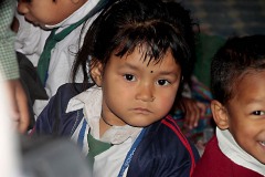 In un'aula della Shree Bal Bikosh Basic School,una bambina nepalese mi osserva incuriosita e meravigliata, Kathmandu, Nepal 2018