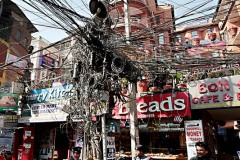 Nel centro di Kathmandu la rete elettrica farebbe impallidire qualsiasi elettricista: un groviglio inestricabile di fili elettrici che si sovrappongono, si intersecano, quasi si plasmano tra di loro, Nepal, 2018