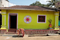 L'estrema cura nei particolari della facciata di questa abitazione nel villaggio di Belu, dimostra l'attenzione che i suoi proprietari hanno impiegato nel realizzarla e nel mantenerla.Regione del Karnataka, India 2015.