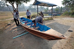Lungolago di Phewa Tal: si danno gli ultimi ritocchi ad una barca a remi "Doonga" che presto verrà posta in acqua per la prima volta. La cerimonia che ne seguirà sarà suggestiva e solenne come tutti i riti di buon augurio qui in Nepal. Nepal 2018