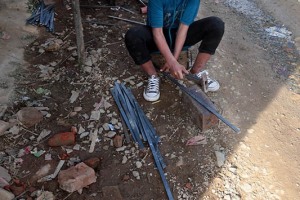 Questi adolescenti Newari lavorano come apprendisti nella bottega di un fabbro nel villaggio di Khokanà, Nepal 2018.