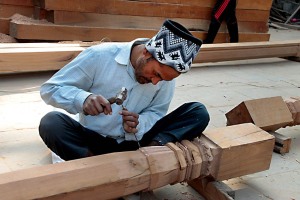 Nello splendido Palazzo Reale di Patan fervono i lavori per la ricostruzione post terremoto: qui un intagliatore di legno realizza con lo scalpello ed il martello le antiche decorazioni sulle colonne in legno duro tropicale (Shorea robusta) che verrà posta nella parte strutturale dell'edificio. E' un mestiere che si tramanda da generazione in generazione: quando questi artigiani ricevono delle commissioni diverse dalla ricostruzione di edifici già esistenti, ascoltano con attenzione le esigenze dei committenti, realizzando poi schizzi su carta fatta a mano che riproducano le indicazioni ricevute e, una volta approvati, riproducono le immagini e le decorazioni intagliandole sul legno. Nepal 2018