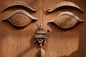 I grandi occhi del Buddha sono riprodotti anche su questo portone in legno realizzato da esperti scultori ed intagliatori nepalesi, città di Patan (o Lalitpur in sanscrito, che significa "Città della Bellezza"), Nepal 2018.