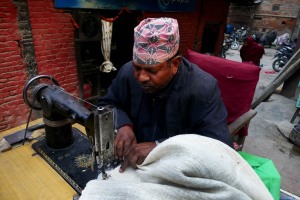 Nella città vecchia di Pokhara, lungo la Mahendra Pul, un sarto sta cucendo il tessuto che ho acquistato nel vicino mercato di Tersapati: lo utilizzerò come fondale per i ritratti alla gente del Nepal che incontrerò lungo il mio cammino in questo paese straordinario, Nepal 2018.