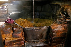 Nella fabbrica che estrae l'olio dai semi di senape, questa è la vasca dove vengono tostati i semi di senape prima di essere schiacciati dal torchio. Villaggio di Khokanà, Nepal 2018.