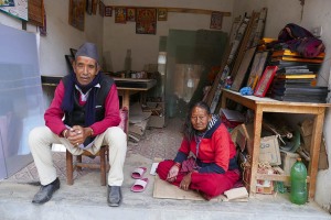Una bottega artigiana di cornici lungo la strada che porta al vecchio Bazar del villaggio di Panauti: vi lavorano marito e moglie Newari i cui nomi sono, rispettivamente, Khatri e Sajani. Nepal 2018.