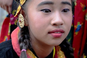 Primo piano di una giovane ballerina nepalese che indossa i vestiti tradizionali, dintorni di Bodhanath, Nepal 2018