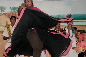 La performance di un ballerino Tharu che volteggia, indossando gli abiti tradizionali, sul palco accompagnato dalla musica dei tamburi, dei campanellini e dal battito delle mani. Villaggio di Sauraha, Chitwan National Park, Nepal 2018.