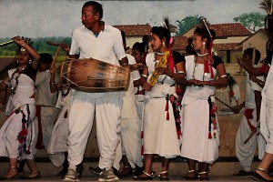 Un momento delle danze tradizionali Tharu al Sauraha Tharu Culture House. Villaggio di Sauraha, Chitwan National Park, Nepal 2018.