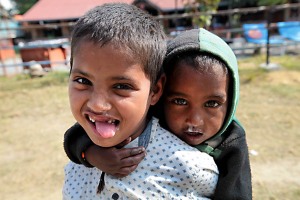 Due fratellini vivono per strada lungo le sponde del lago Phewa Tal: il più grande porta sulle spalle il più piccolo ed alla vista della mia macchina fotografica tira fuori la lingua per una divertente provocazione, i loro rispettivi nomi sono Brahma (corrisponde al miti del Dio creatore dell'universo secondo l'Hinduismo) e Ganesh (come il Dio della Fortuna, raffigurato nella mitologia Hindu come un bambino con la testa di un elefante), Pokhara, Nepal 2018