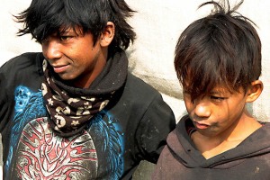 Due bambini di strada lungo le rive del lago Phewa Tal di Pokhara, Nepal 2018