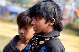 Bambini di strada lungo le sponde del lago Phewa Tal di Pokhara: senza avere neppure accesso ad un pasto al giorno e maltrattati in famiglia, oltre che costretti a fare i lavori più pesanti e umilianti, migliaia di bambini scappano da casa nella speranza di avere un futuro migliore. Il risultato è che, nella maggior parte dei casi, si ritrovano a chiedere l'elemosina che poi verseranno in gran parte nelle tasche dei vari "caporali" (in genere i ragazzi più grandi e con più esperienza di vita randagia), ed a sniffare la colla dai barattoli che riescono ad acquistare con i pochi soldi che restano loro per tentare di attenuare i crampi della fame, il freddo e l'angoscia del futuro. Nepal 2018
