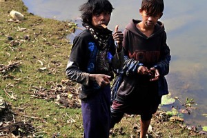 I bambini di strada in Nepal costituiscono un problema molto grave, anche se il Governo sembra non volerlo neppure prendere in considerazione: fuggono da contesti familiari terribili ma si ritrovano catapultati in una realtà ancora più terrificante. Ho regalato loro alcuni pacchetti di biscotti ed il più grande mi ringrazia sollevando il pollice sinistro in segno di saluto. Sponde del lago Phewa Tal di Pokhara, Nepal 2018