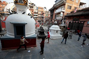 Bambini giocano in una piazza di Bhaktapur. Tra le tre città-stato della Valle di Kathmandu, Bhaktapur è quella dove i templi e palazzi si sono conservati meglio, nonostante il terribile terremoto del 2015. Molti nepalesi la chiamano con l'antico nome di "Bhadgaon" o con il nome newari di "Khwopa" (la città dei devoti). Nepal 2018