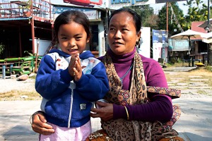 Una bimba appartenente alla casta Vaisya mi saluta sorridente con le mani giuntenel tipico "Namastè" (mi inchino alla Divinità che è in te), lago Phewa Tal, Pokhara, Nepal 2018