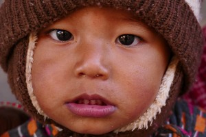 Primo piano di un bambino nepalese di etnia Newari, di nome Bir Bahadur, due anni da compiere, villaggio di Kirtipur, Nepal 2018.