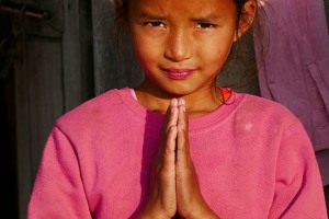 Uno dei ritratti a cui sono più affezionato tra quelli scattati in Nepal: questa bambina Newari, di nome Hira Thapa, con i suoi modi gentili rappresenta al meglio lo spirito che pervade il Popolo nepalese. Un Popolo mite, cortese, paziente ed affabile. Villaggio di Kirtipur, Nepal 2018.