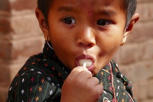 Ritratto di una bambina Newari mentre si gusta il suo lecca lecca, villaggio di Bungamati, Nepal 2018.